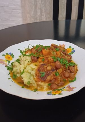 Una foto de Estofado de alubias rojas y chori veg, acompañado de puré de papa y coliflor -vegano- :)