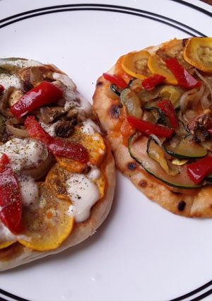 Una foto de Pizzas🍕de vegetales🥗en pan turco🍕