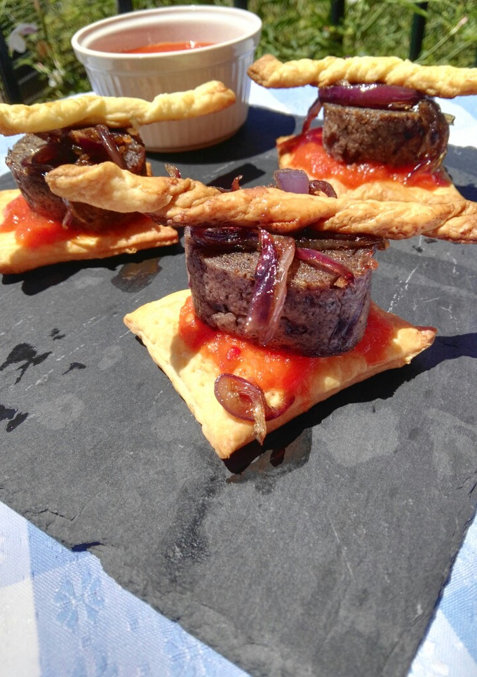 Una foto de Hojaldre con morcilla vegana