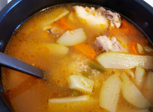 Una foto de Caldo de pollo con verduras y arroz