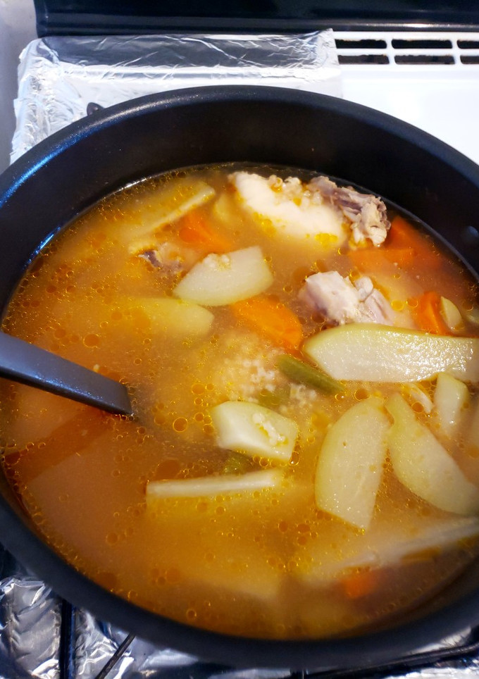 Una foto de Caldo de pollo con verduras y arroz