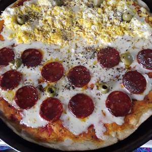 Pizza :Mitad con huevo y mitad calabresa