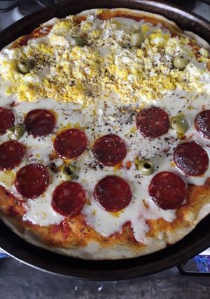 Una foto de Pizza :Mitad con huevo y mitad calabresa