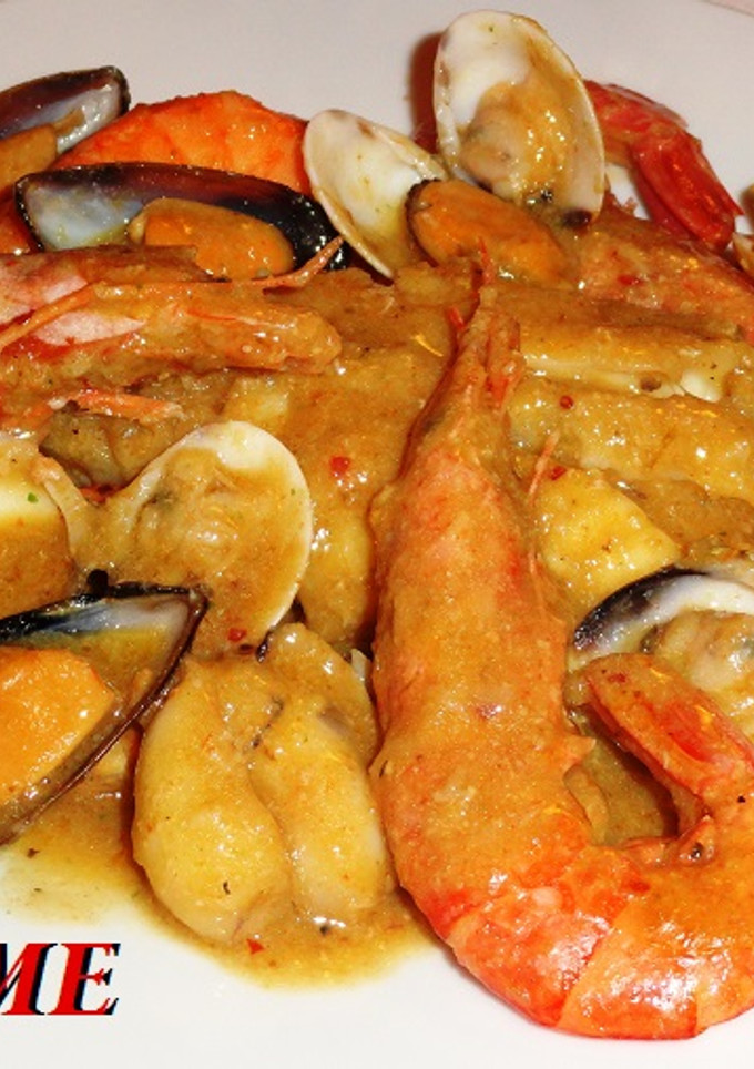 Una foto de Rape con marisco en salsa
