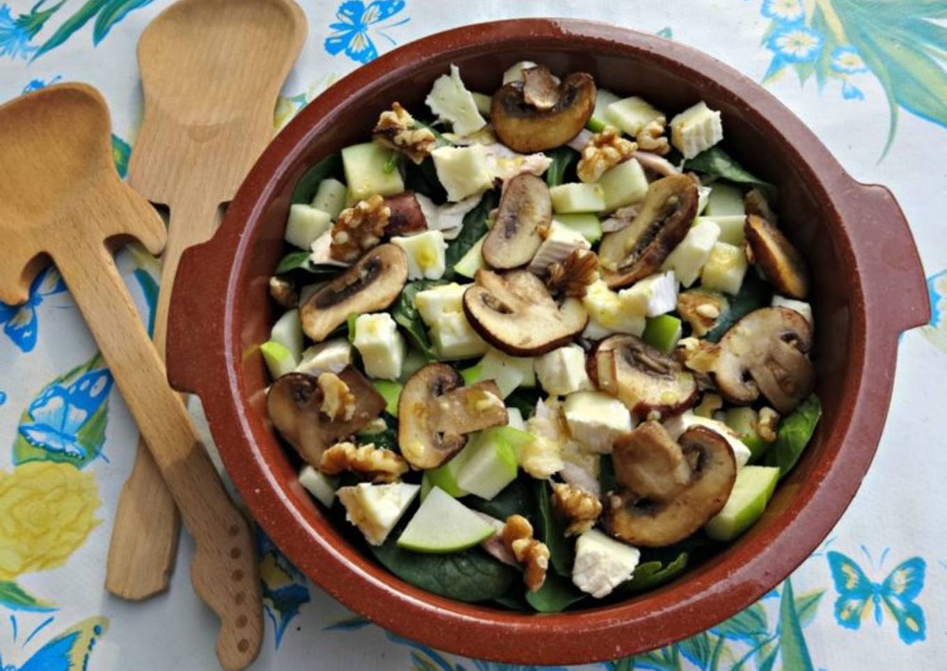 Camembert salad with walnuts and apple