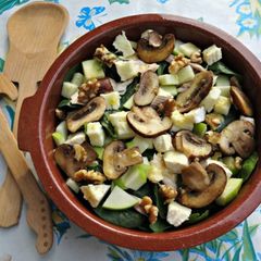 Camembert salad with walnuts and apple A picture of Camembert salad with walnuts and apple.