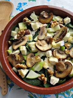 A picture of Camembert salad with walnuts and apple.