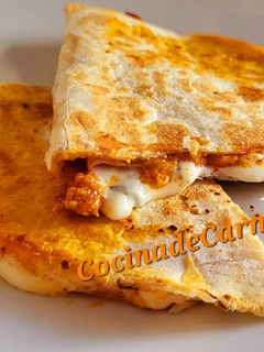 Una foto de Quesadillas con sobrasada, queso y otros extras