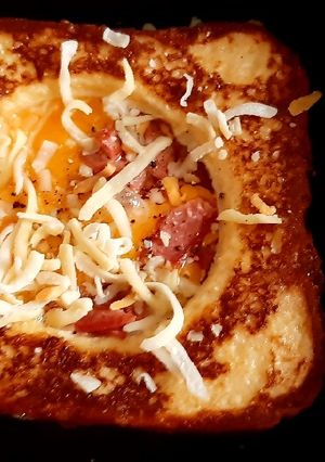 Una foto de Pan a la plancha relleno de huevo y salchichas!