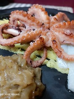 Una foto de Pulpo a la plancha con puré de patata y mostaza de trufa