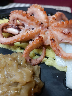 Una foto de Pulpo a la plancha con puré de patata y mostaza de trufa
