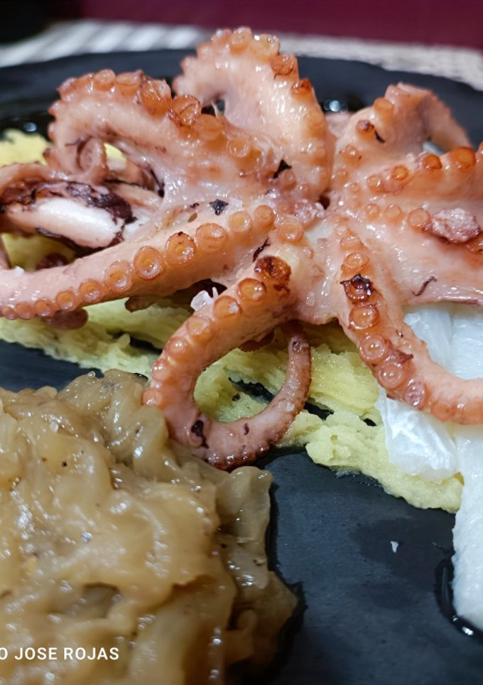 Una foto de Pulpo a la plancha con puré de patata y mostaza de trufa