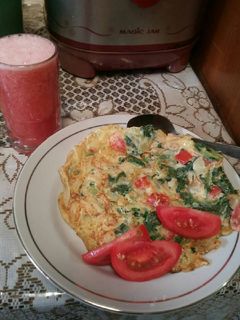Foto resep Diet Mayo Hari 1- Omelete bayam dan tomat (makan siang)