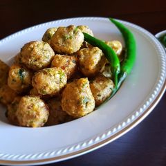 A picture of Chicken-lentil's fritters/ Murg-Mungode.