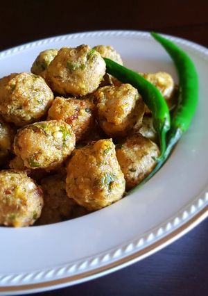 A picture of Chicken-lentil's fritters/ Murg-Mungode.