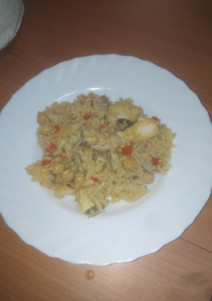 Una foto de Arroz con bacalao, almejas y garbanzos