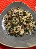 Cebollines con carne y arroz