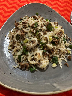 Una foto de Cebollines con carne y arroz
