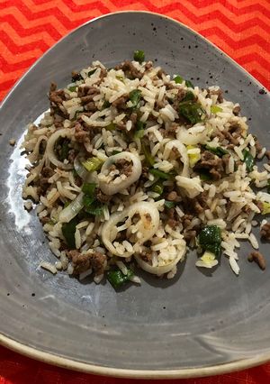 Una foto de Cebollines con carne y arroz