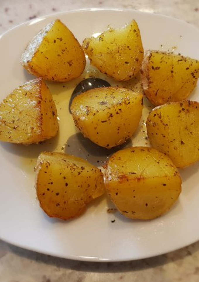 Una foto de Patatas espaciadas al horno: guarnición