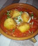 Albóndigas de bacalao al azafrán en salsa de tomate