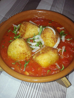 Una foto de Albóndigas de bacalao al azafrán en salsa de tomate