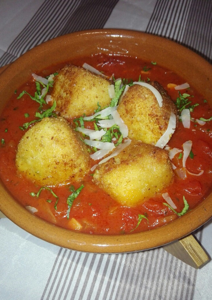 Una foto de Albóndigas de bacalao al azafrán en salsa de tomate