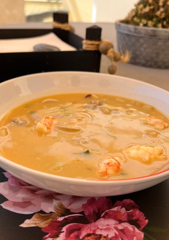 Una foto de Alubias verdinas con almejas y langostinos