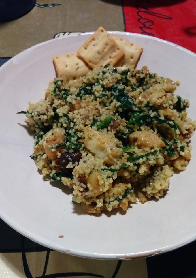 Una foto de Cous-cous con bacalao, espinacas y ciruelas secas