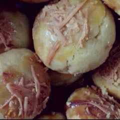 A picture of Nastar keju renyah dan lumerrr 🍍🍍.