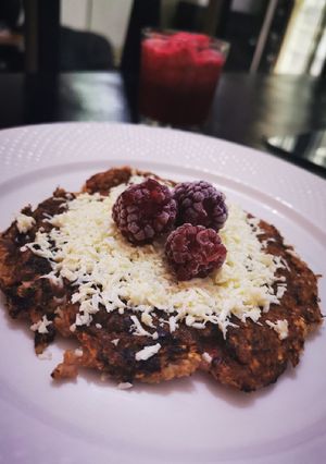Una foto de Panquecas de avena y afrecho con fresas y cambures