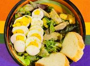 Una foto di carciofo insalata