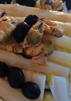 Una foto de Endivias con mejillones en escabeche