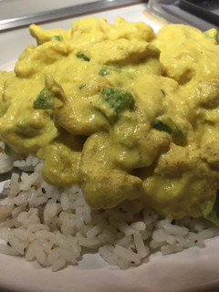 Una foto de Pollo al curry con arroz basmati