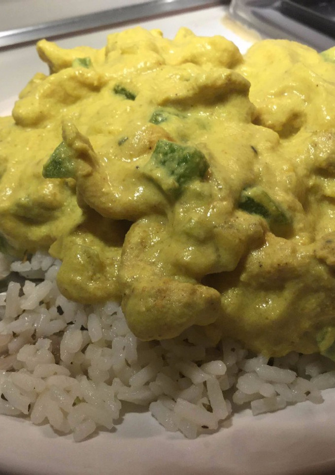 Una foto de Pollo al curry con arroz basmati