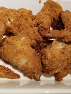 Foto di Ali di pollo impanate con patatine al forno