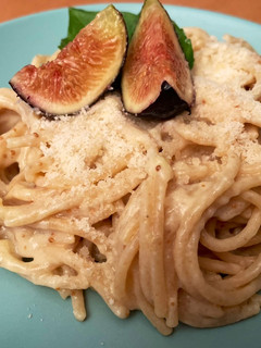 Una foto de Spaghetti con crema de higos, feta y pecorino