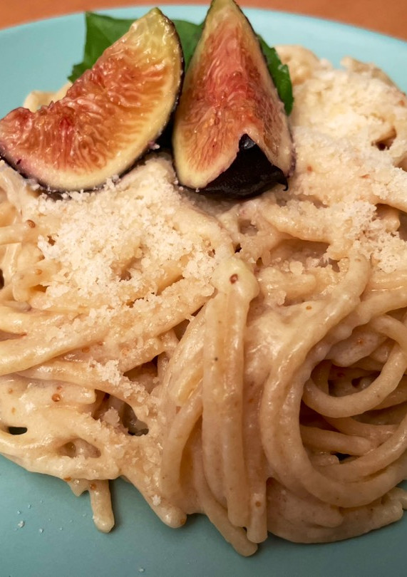 Una foto de Spaghetti con crema de higos, feta y pecorino
