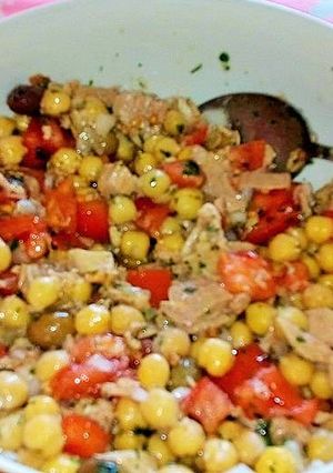 Una foto de Ensalada de garbanzos