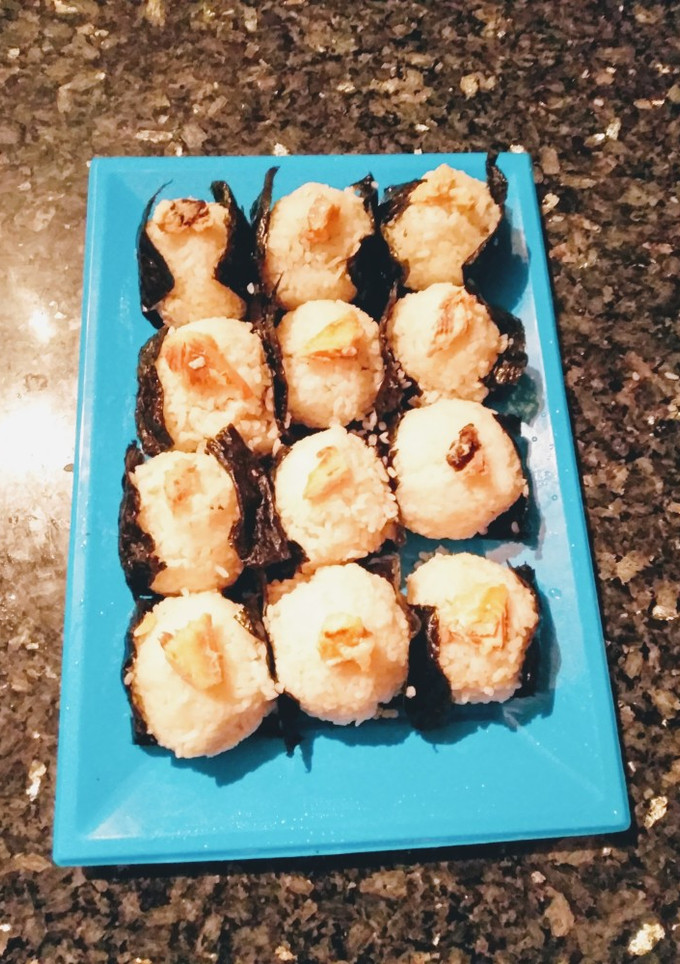 Una foto de Onigiri o bolitas de arroz rellenas