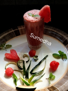 कलिंगड मोहितो (Watermelon Mojito Recipe In Marathi) रेसिपी चे मुख्य फोटो