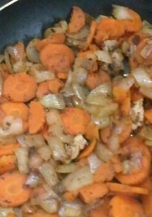 Una foto de Ensalada caliente de cebolla y zanahoria