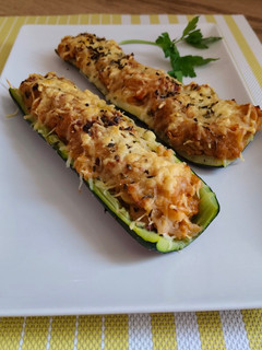 Una foto de Calabacín relleno de verdura gambones y atún