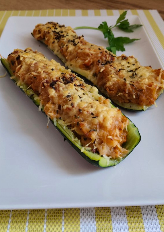 Una foto de Calabacín relleno de verdura gambones y atún