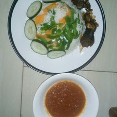 A picture of Ganished rice and stew.
