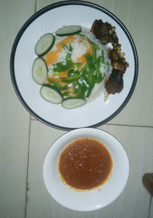 A picture of Ganished rice and stew.