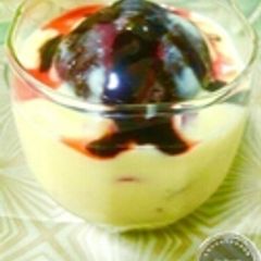 A picture of Simple Lovely Vanilla pudding with cocoa cups.
