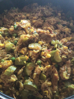 Una foto de Arroz con pollo y vegetales