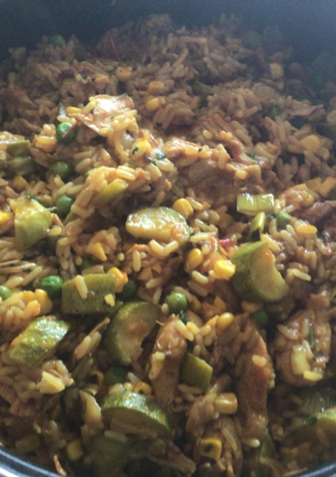 Una foto de Arroz con pollo y vegetales