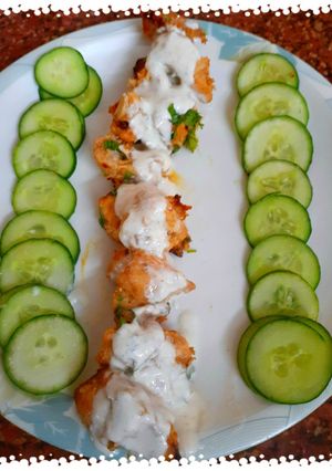 A picture of Spicy Lemon Chicken with yogurt dip sauce.